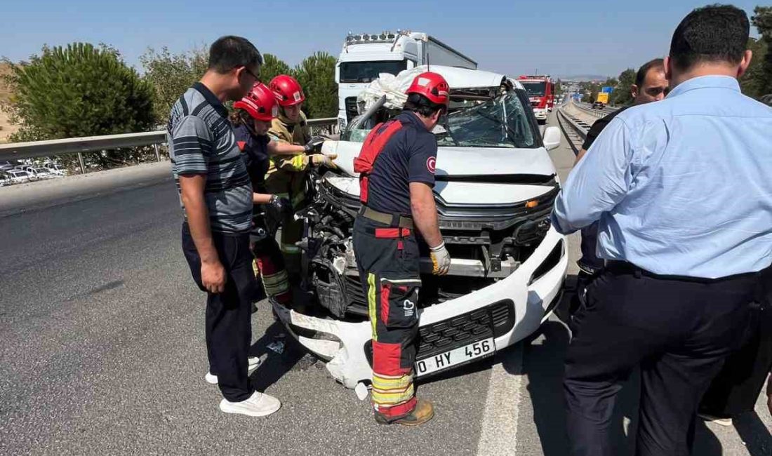 Balıkesir’de çift taraflı trafik kazası; 1 yaralı Balıkesir’de İzmir yönüne seyir halindeki kamyona arkadan gelen kamyonet çarparak