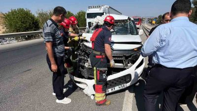 Balıkesir’de İzmir yönüne seyir halindeki kamyona arkadan gelen kamyonet çarparak
