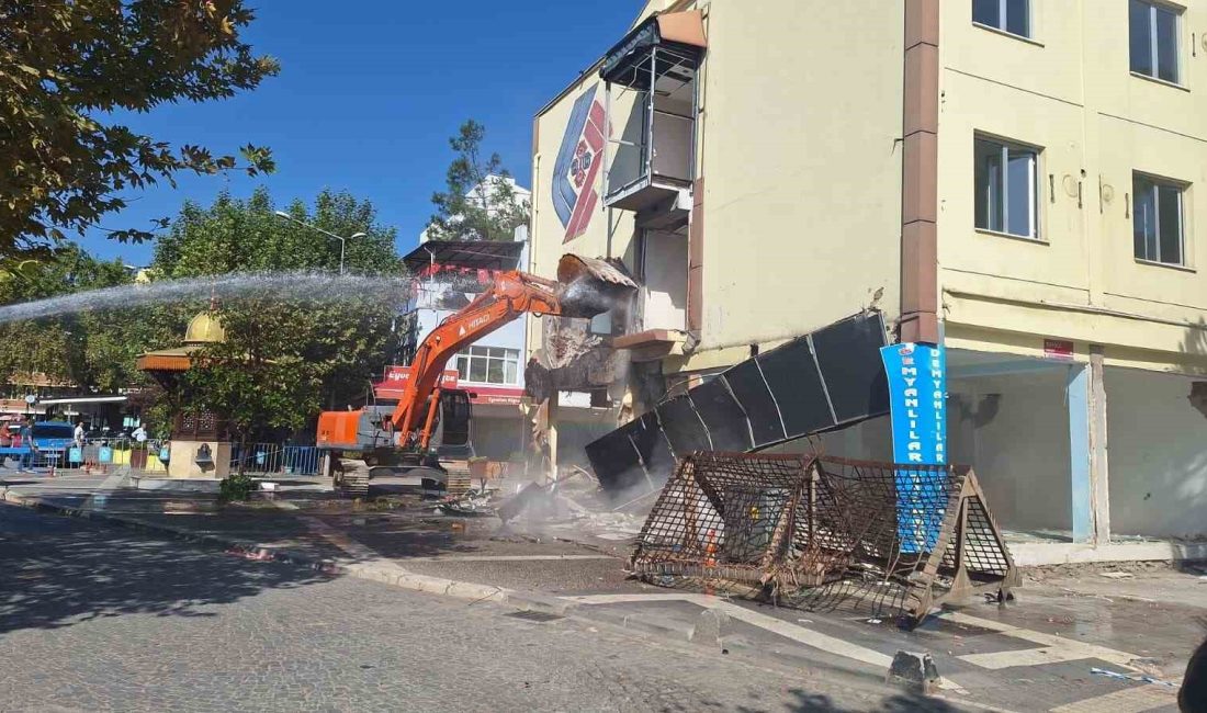Sındırgı’da depremde hasar alan otel yıkıldı Balıkesir’in Sındırgı ilçesinde meydana gelen 6.1’lik depremde ağır hasar alan
