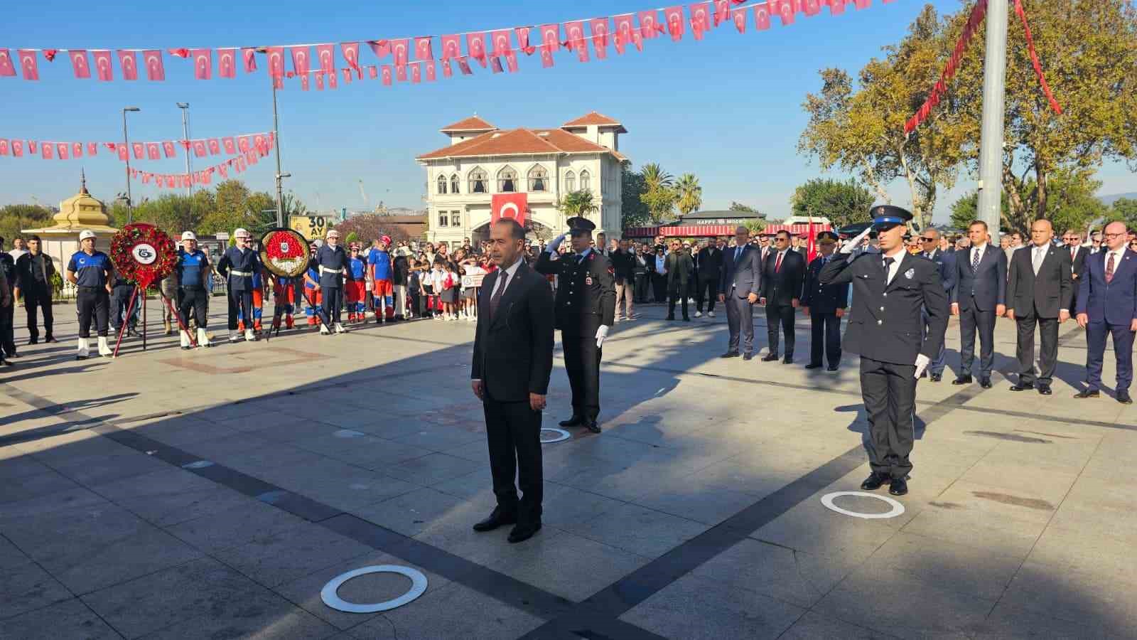 Bandırma’nın düşman işgalinden kurtuluşunun 103. yılı nedeniyle Cumhuriyet Meydanı’nda gerçekleştirilen