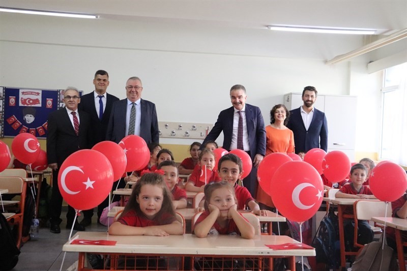 Balıkesir’in Edremit ilçesinde. Mehmet Akif Ersoy İlkokulu’nda düzenlenen İlköğretim Haftası