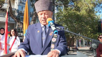 Burhaniye ilçesinde, Gaziler Günü törenle kutlandı. Cumhuriyet Meydanında anıta çelenklerin