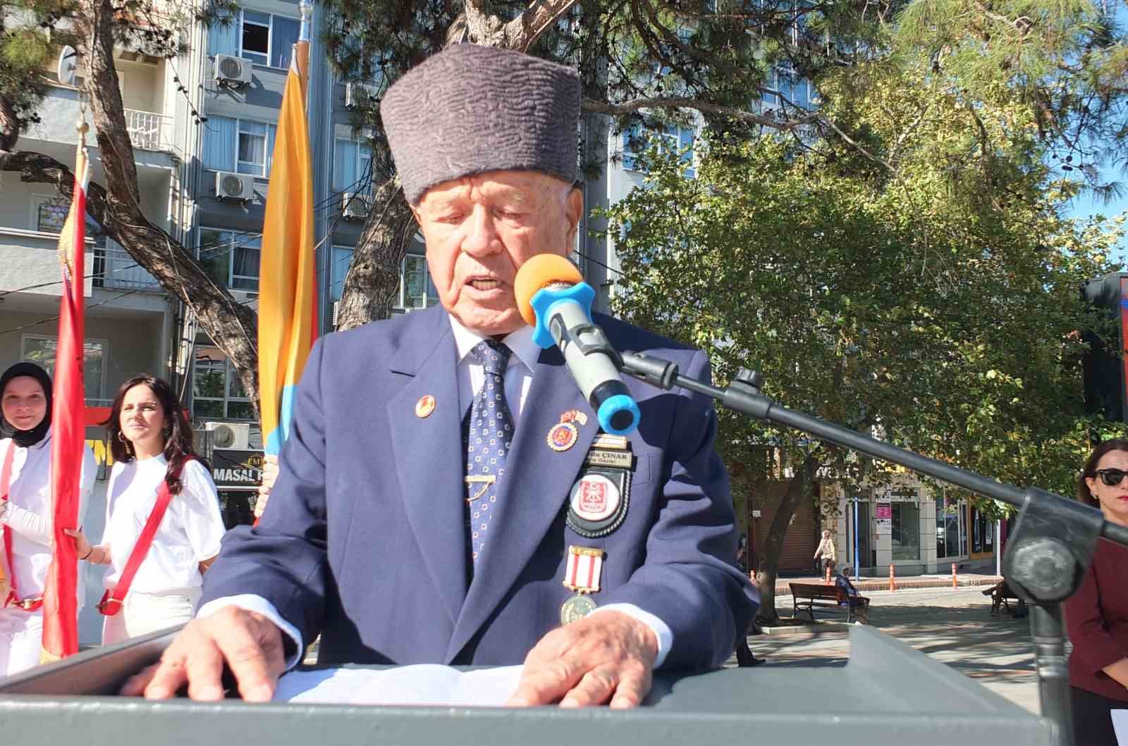 Burhaniye ilçesinde, Gaziler Günü törenle kutlandı. Cumhuriyet Meydanında anıta çelenklerin