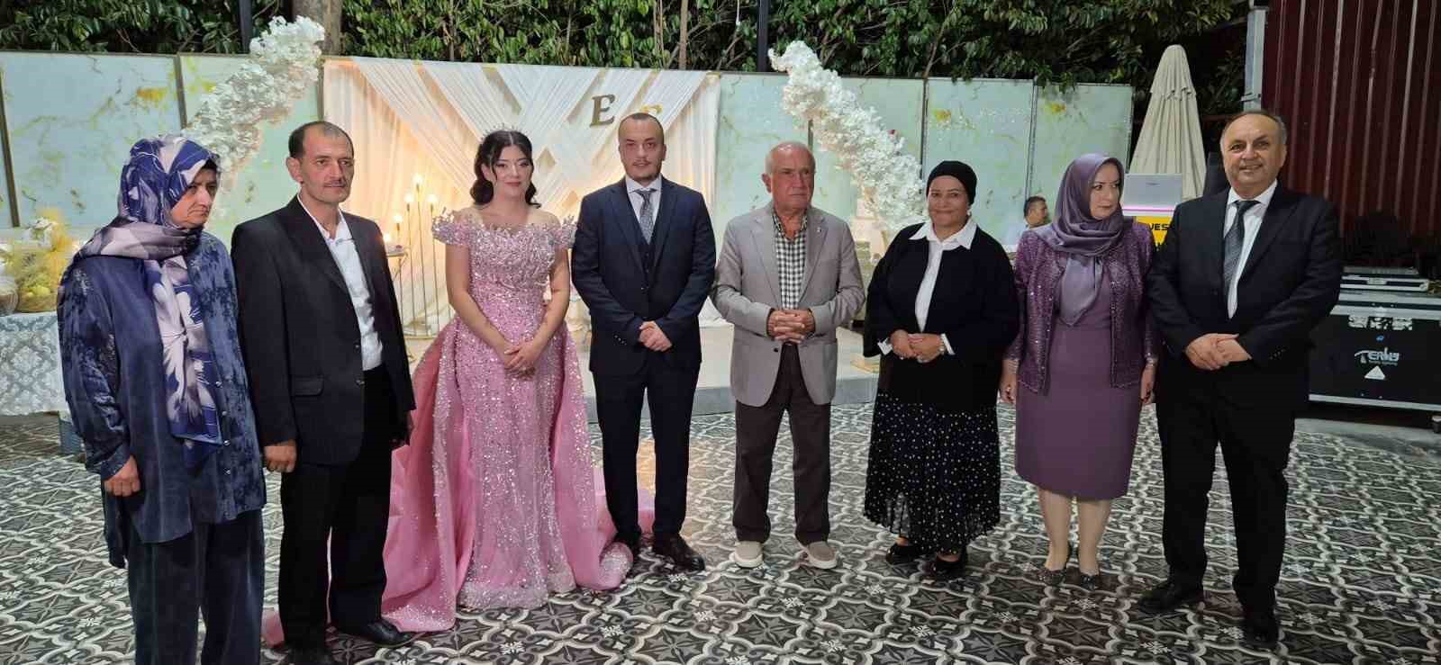 Balıkesir’in Edremit ilçesinde düzenlenen nişan töreni, siyasetten gelen sürpriz bir