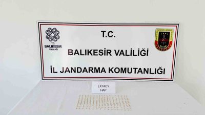 Balıkesir’in Erdek ilçesinde otogarda yakalanan şüphelinin üzerinden çok sayıda uyuşturucu