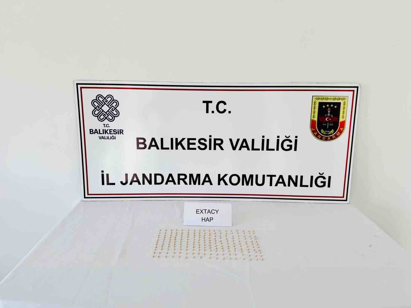 Balıkesir’in Erdek ilçesinde otogarda yakalanan şüphelinin üzerinden çok sayıda uyuşturucu