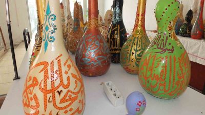 Balıkesir’in Burhaniye ilçesinde yaşayan memur emeklisi Mahmut Ertan, hat yazıları