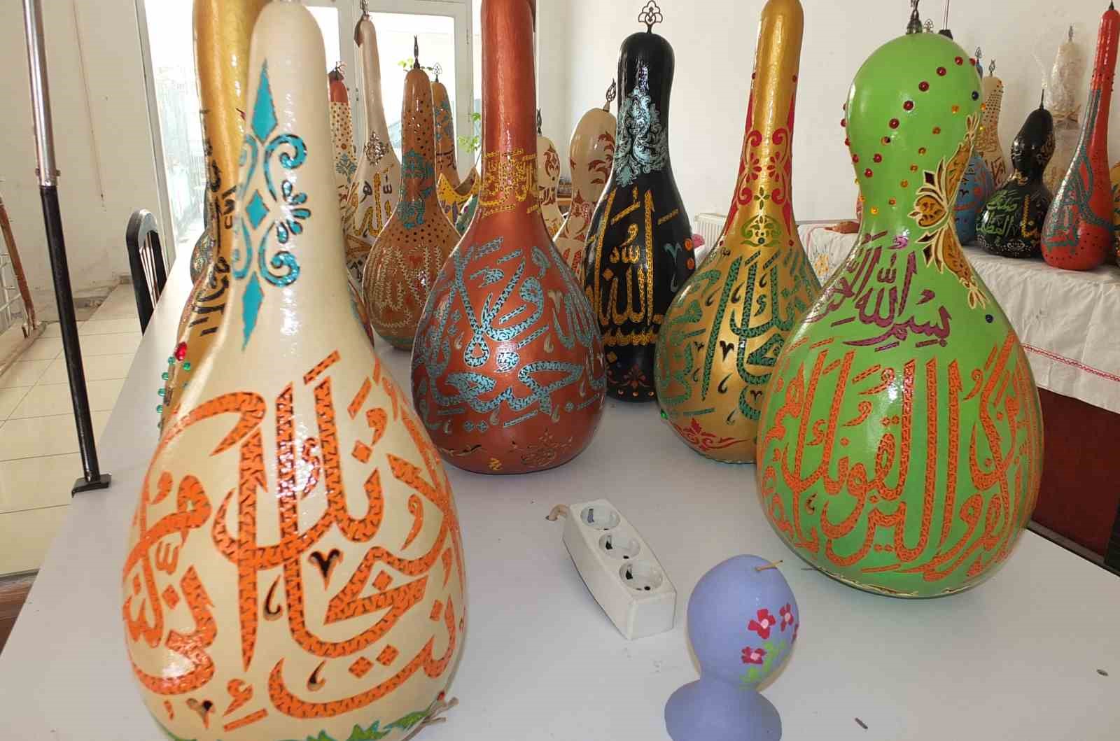 Balıkesir’in Burhaniye ilçesinde yaşayan memur emeklisi Mahmut Ertan, hat yazıları