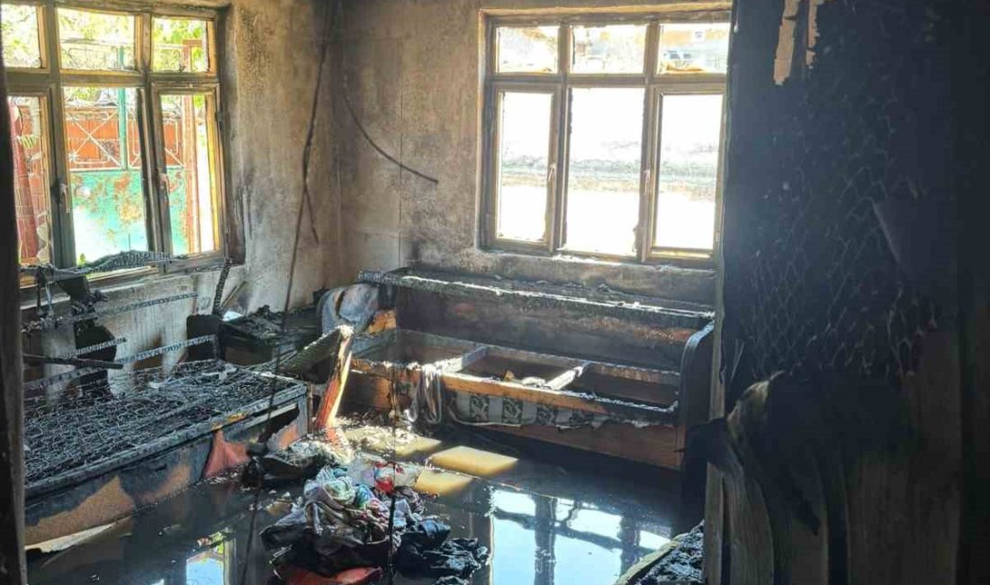 Balıkesir’in Sındırgı ilçesinde bir evde elektrik kontağından yangın çıktı.
