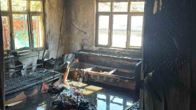 Balıkesir’in Sındırgı ilçesinde bir evde elektrik kontağından yangın çıktı.
