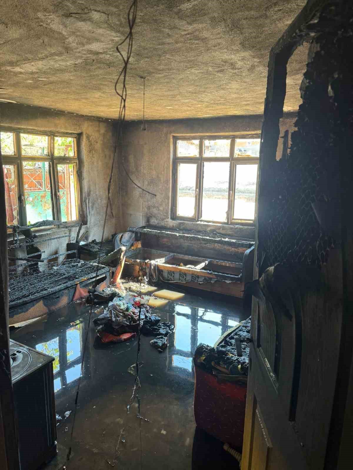 Balıkesir’in Sındırgı ilçesinde bir evde elektrik kontağından yangın çıktı.
