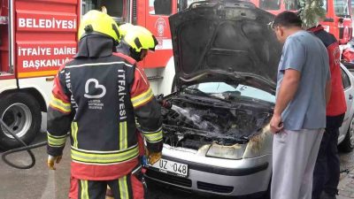 Balıkesir’in Karesi ilçesinde park halindeki bir otomobilde yangın çıktı.