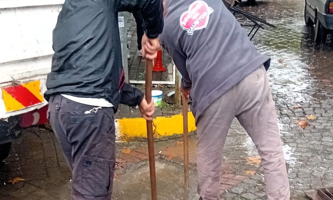 Balıkesir’in Sındırgı ilçesinde beklenen sağanak öğle saatlerinde başladı. Yağmur uzun