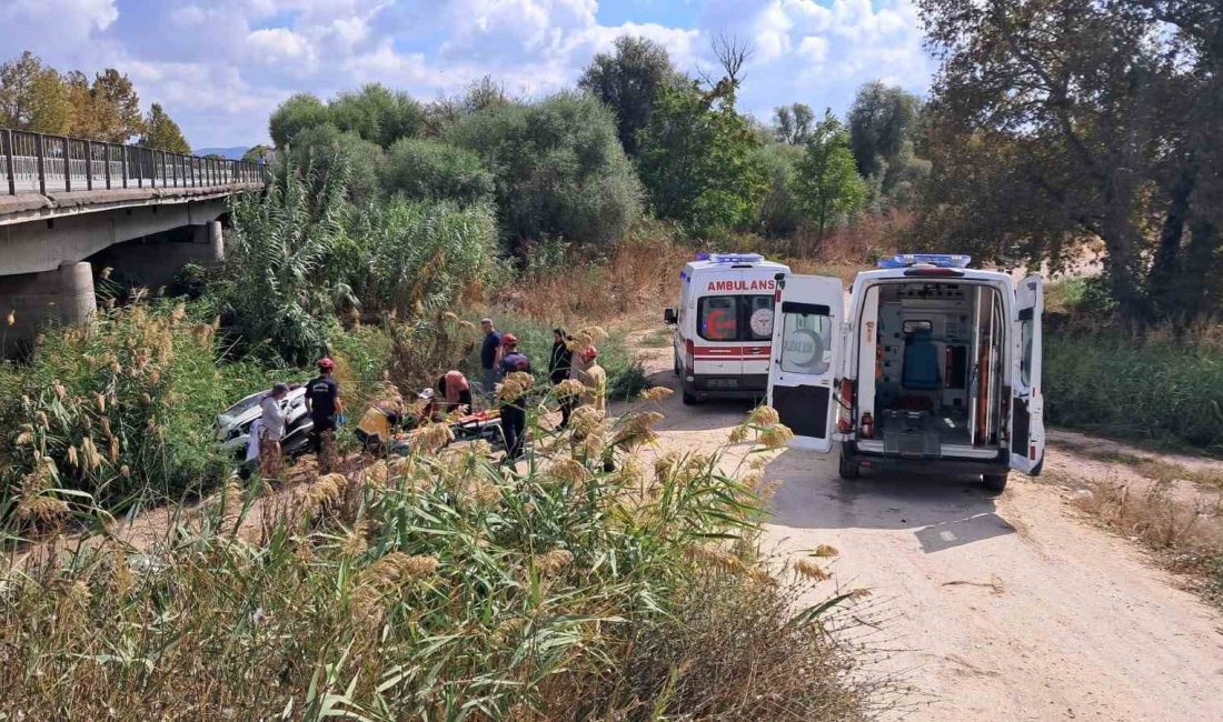 Balıkesir’in Altıeylül ilçesinde direksiyon hakimiyetini kaybeden sürücü dere kenarına uçtu.
