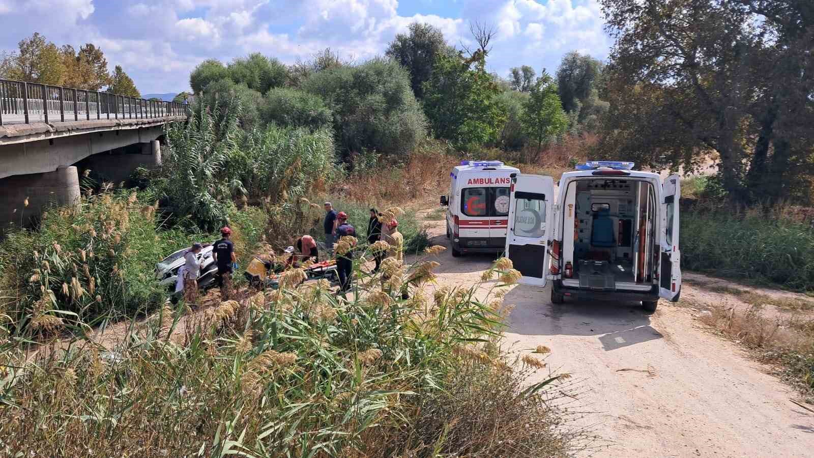Balıkesir’in Altıeylül ilçesinde direksiyon hakimiyetini kaybeden sürücü dere kenarına uçtu.
