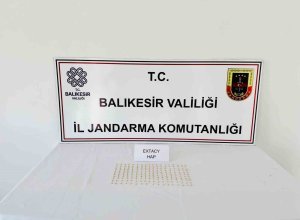 Balıkesir’in Erdek ilçesinde otogarda yakalanan şüphelinin üzerinden çok sayıda uyuşturucu