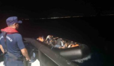 Balıkesir’in Ayvalık ilçesi açıklarında Sahil Güvenlik ekiplerince aralarında 8 çocuğun