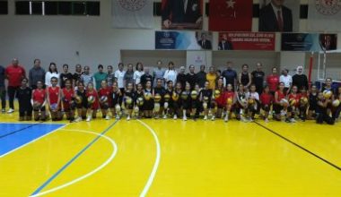 Burhaniye’de, ’Aile Yılı’ nedeniyle ilçe spor müdürlüğünün düzenlediği ’Annemle Babamla