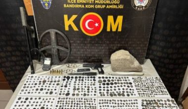 Balıkesir’in Bandırma ilçesinde bir işyerine düzenlenen operasyonda çok sayıda tarihi
