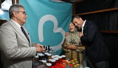 Balıkesir Büyükşehir Belediye Başkanı Ahmet Akın, kadınların el emeği ürünlerinin