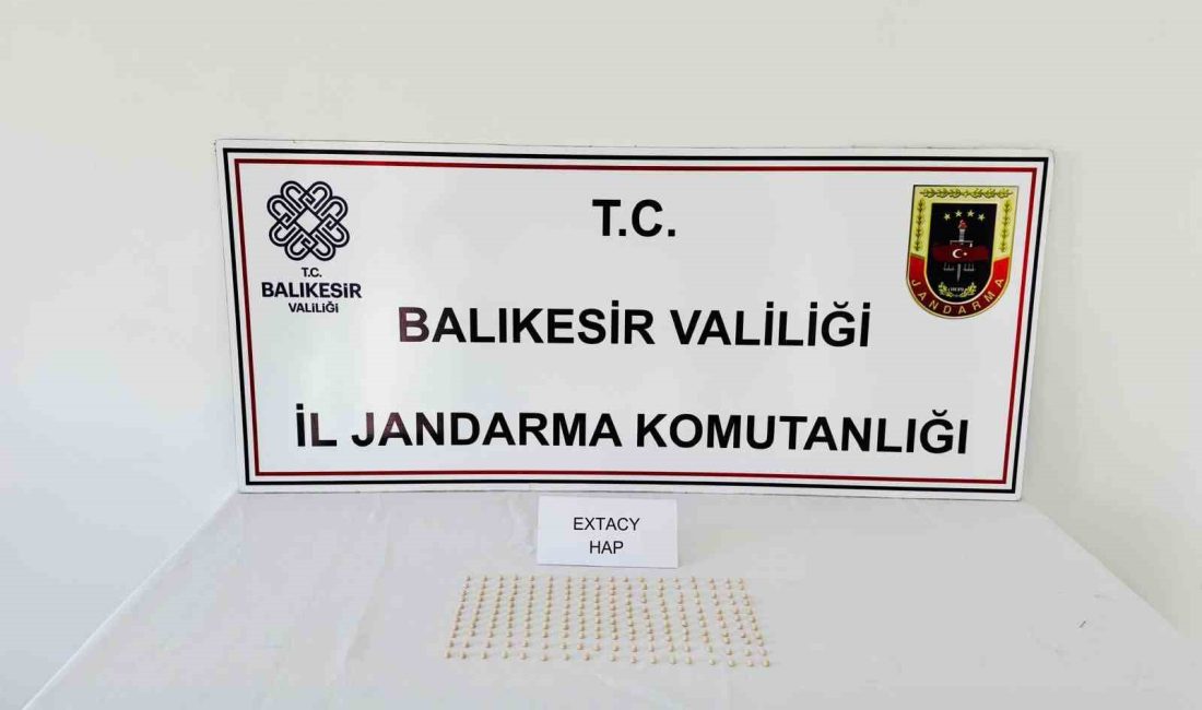 Erdek’te uyuşturucu tacirlerine geçit yok Balıkesir’in Erdek ilçesinde otogarda yakalanan şüphelinin üzerinden çok sayıda uyuşturucu