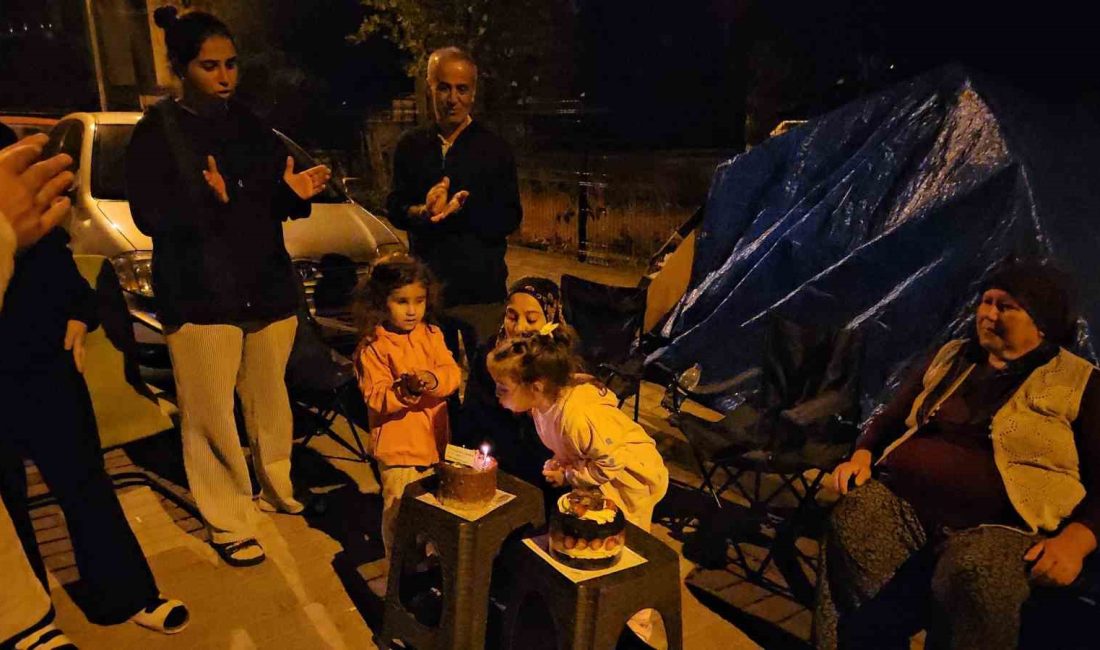 Deprem çadırında doğum günü sürprizi Balıkesir’in Sındırgı ilçesinde artçı sarsıntılar sürerken, vatandaşların kaldığı çadırlarda bu