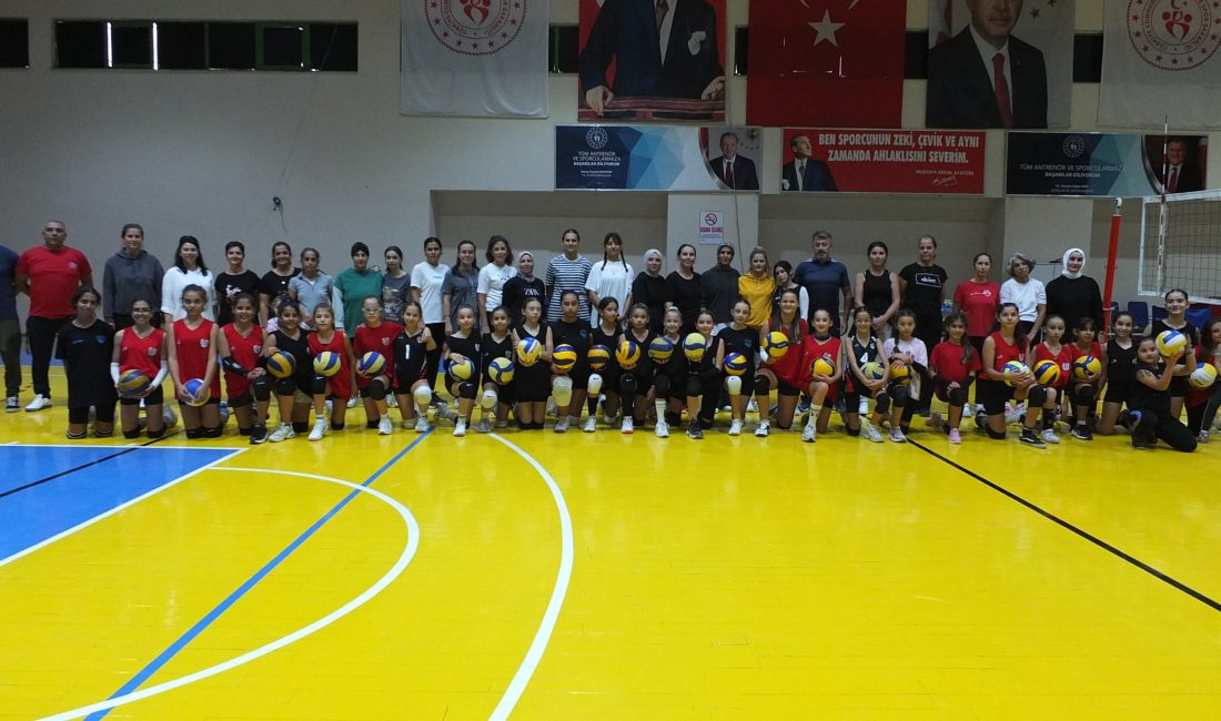 Burhaniye’de ’Annemle Voleybol Oynuyorum’ turnuvası başladı Burhaniye’de, ’Aile Yılı’ nedeniyle ilçe spor müdürlüğünün düzenlediği ’Annemle Babamla
