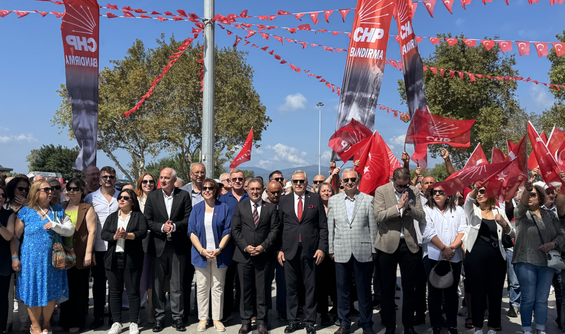 Cumhuriyet Halk Partisi’nin 102’nci kuruluş yıldönümü, Bandırma Cumhuriyet Meydanı’nda düzenlenen