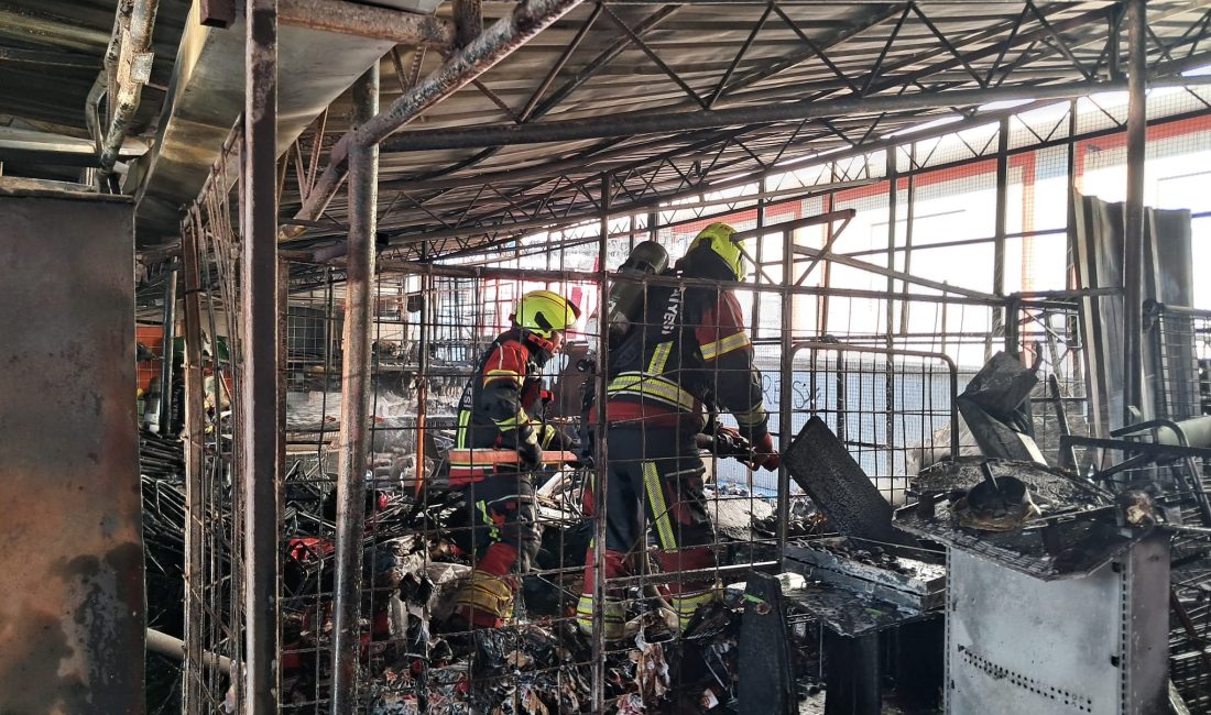 Balıkesir’de zincir market deposunda yangın Balıkesir'in Edremit ilçesine bağlı Altınoluk Mahallesi'nde bir zincir markete ait