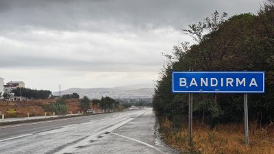 Meteoroloji Genel Müdürlüğü’nün günler öncesinden yaptığı uyarılar sonrası beklenen yağış,