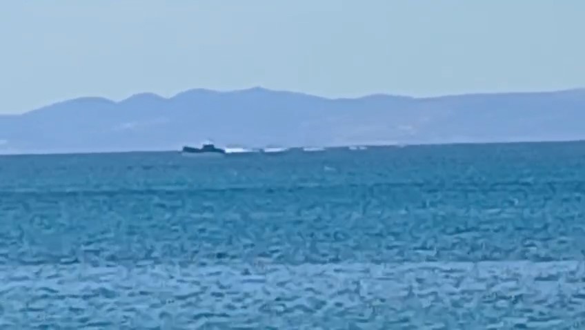 Balıkesir’in Ayvalık ilçesi açıklarında düzensiz göçmenleri taşıyan sürat botunun Sahil