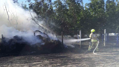 Balıkesir’in Gönen ilçesi Gündoğdu Mahallesi’nde saman balyalarında çıkan yangın, Gönen