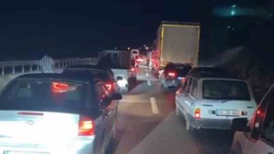 Balıkesir’in Bandırma ilçesinde kontrolden çıkan tırın refüje girdiği kazada 1