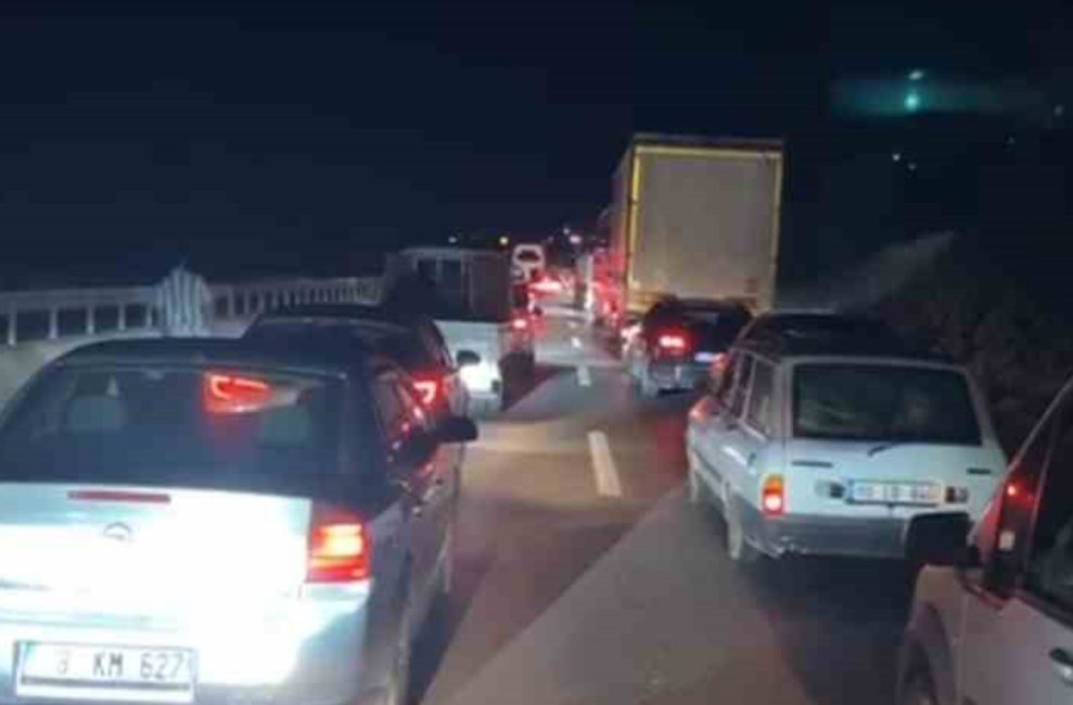 Balıkesir’in Bandırma ilçesinde kontrolden çıkan tırın refüje girdiği kazada 1