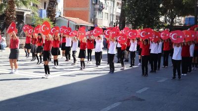 Mehmet Akif Ersoy İlkokulu’nda düzenlenen İlköğretim Haftası kutlama programında öğrenciler,