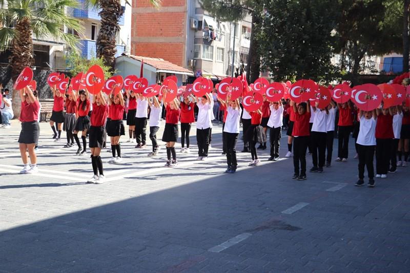 Mehmet Akif Ersoy İlkokulu’nda düzenlenen İlköğretim Haftası kutlama programında öğrenciler,