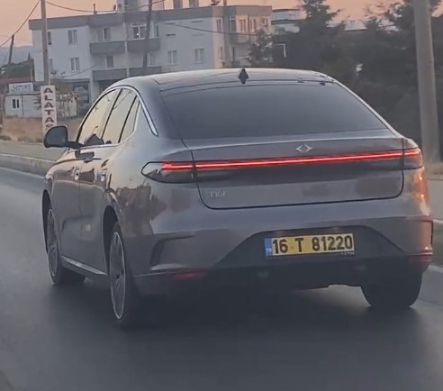 TOGG’un yeni sedan modeli T10F Ayvalık’ta seyir halinde görüntülendi TOGG’un yeni sedan modeli T10F, Balıkesir’in Ayvalık ilçesinde seyir halinde