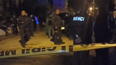 Balıkesir’in Edremit ilçesi İkizçay Mahallesi’nde bir evin giriş kapısında kan