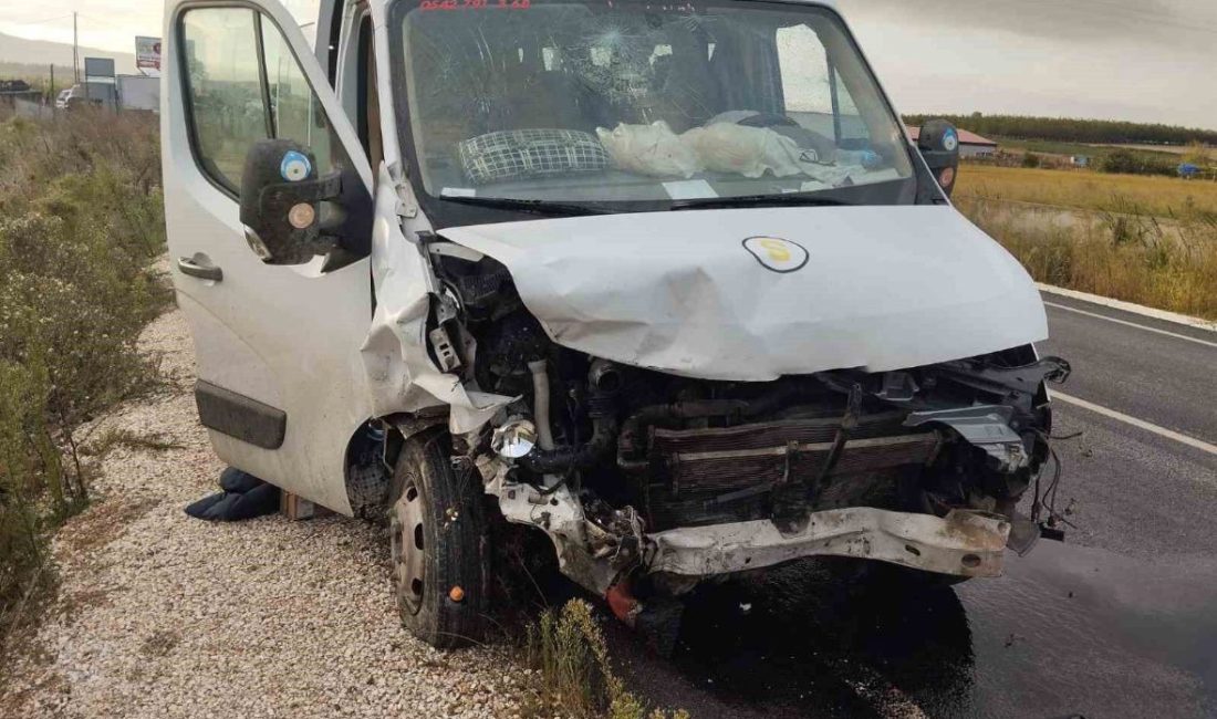 Balıkesir’in Gönen ilçesinde öğrenci servisi ile otomobilin çarpışması sonucu 2