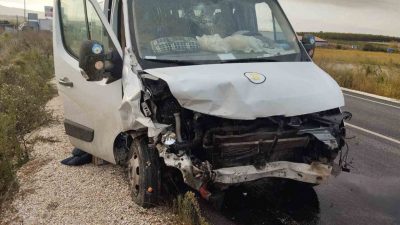 Balıkesir’in Gönen ilçesinde öğrenci servisi ile otomobilin çarpışması sonucu 2