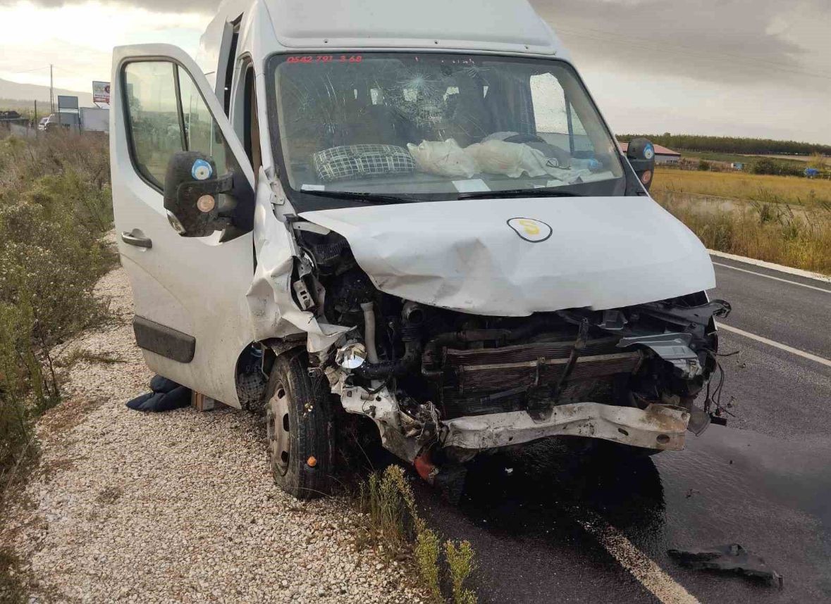 Balıkesir’in Gönen ilçesinde öğrenci servisi ile otomobilin çarpışması sonucu 2