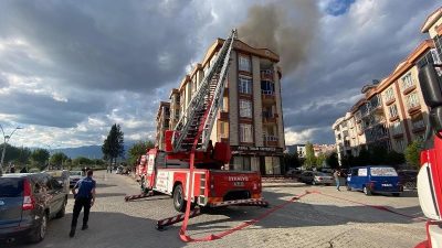 Balıkesir’in Edremit ilçesinde bir apartmanın çatısında yükselen dumanlar paniğe neden