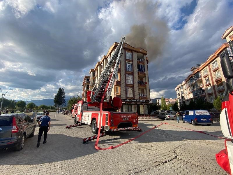 Edremit’te apartmanın çatısında yangın çıktı Balıkesir’in Edremit ilçesinde bir apartmanın çatısında yükselen dumanlar paniğe neden