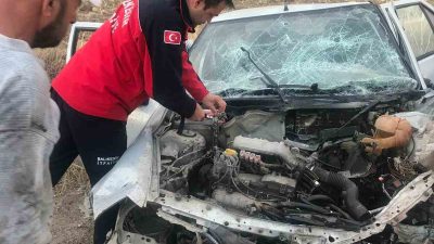 Balıkesir’in Altıeylül ilçesinde meydana gelen çift taralı trafik kazasında otomobil