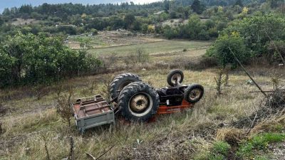Balıkesir’in Dursunbey ilçesinde tarlaya traktörle giden şahsın traktörü kaza yaparak