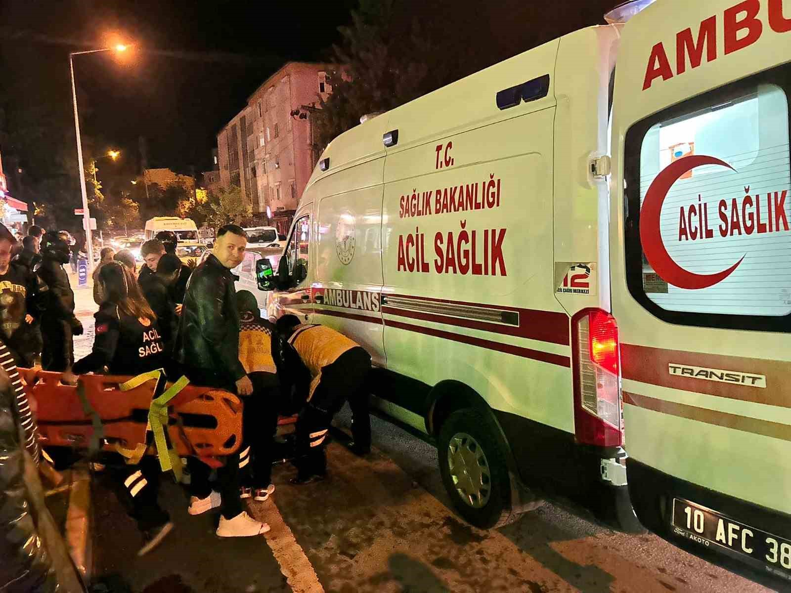 Balıkesir’de bir motosiklet sürücüsü karşıdan karşıya geçmeye çalışan yaya çarptı.
