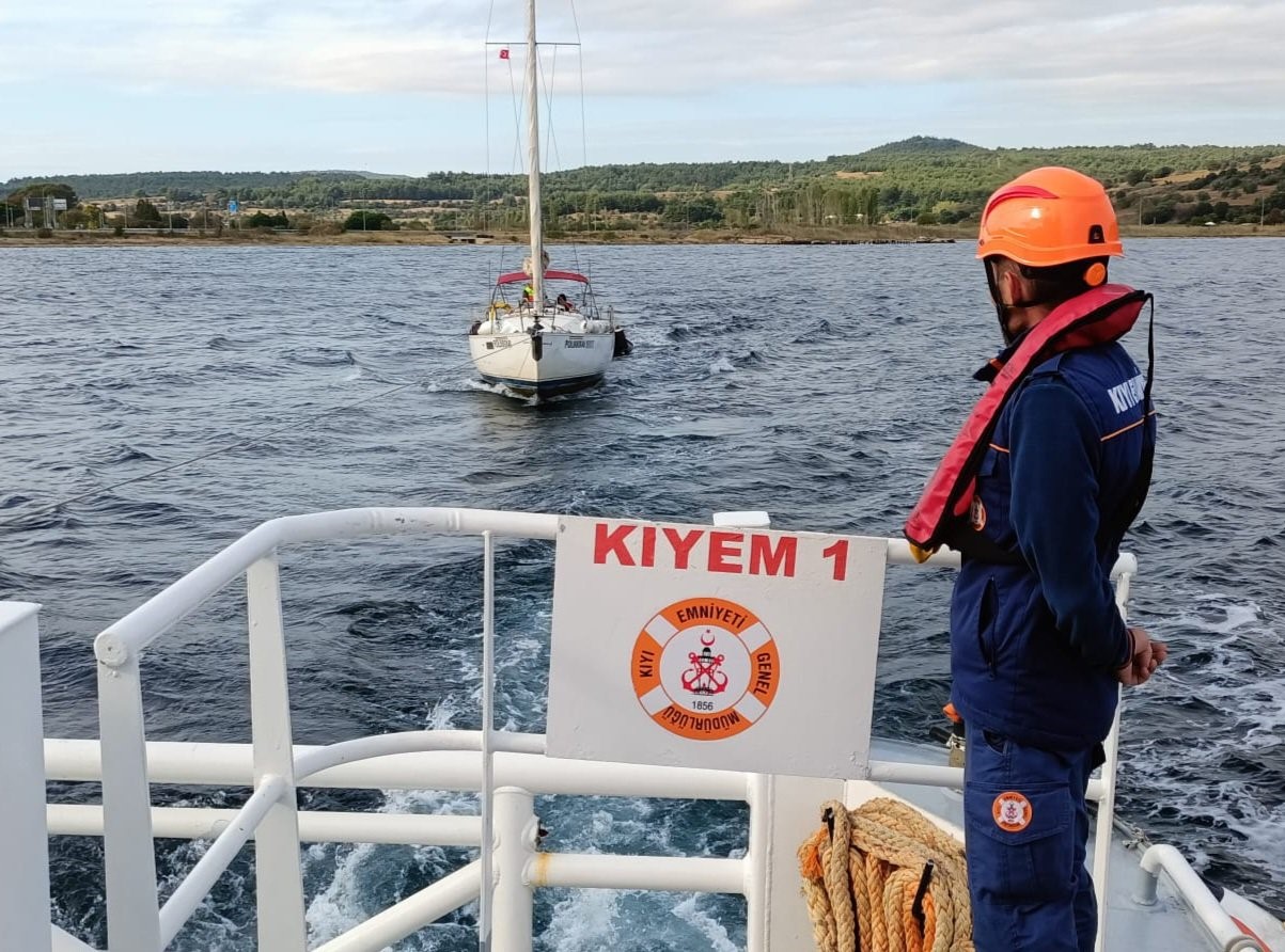 Çanakkale Boğazı’nda makine arızası yaparak sürüklenen ve içinde 2 kişinin