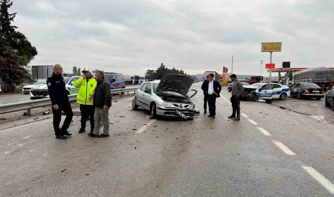 Balıkesir’de polis aracının otomobille çarpışması sonucu 1’i polis memuru 3
