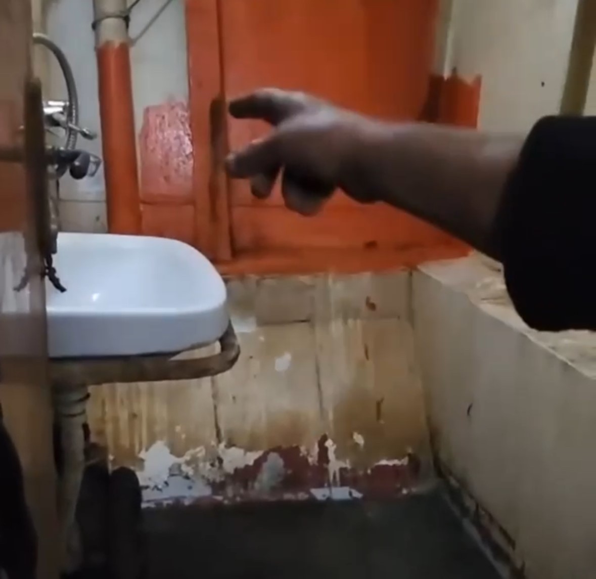 Balıkesir’in Bandırma ilçesinde 25 gündür demir sahasında bekleyen geminin personeli