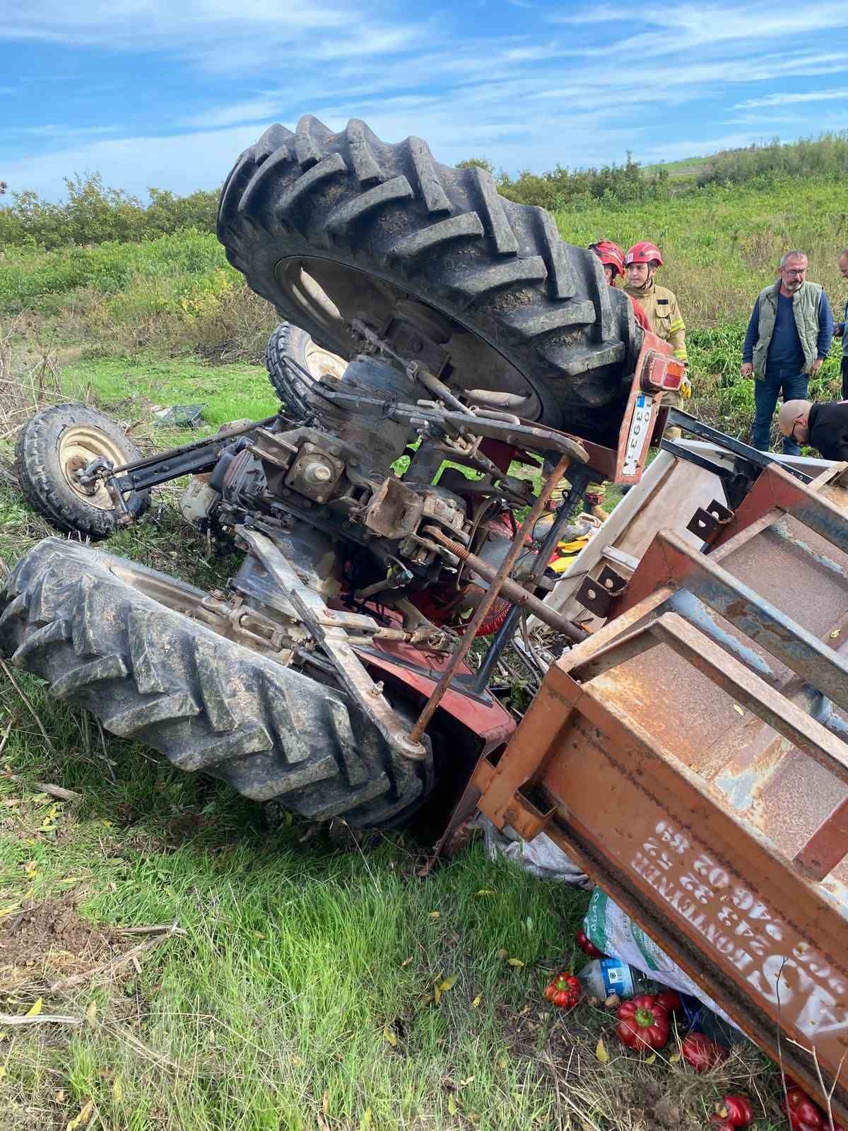 Balıkesir’de direksiyon hakimiyetini kaybeden şoför traktörü devirdi. Sürücü devrilen traktörün